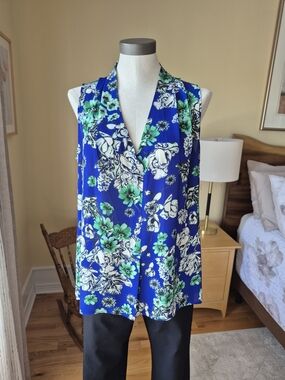 NWT Rose & Olive Blue Floral V-Neck Sleeveless Camisole